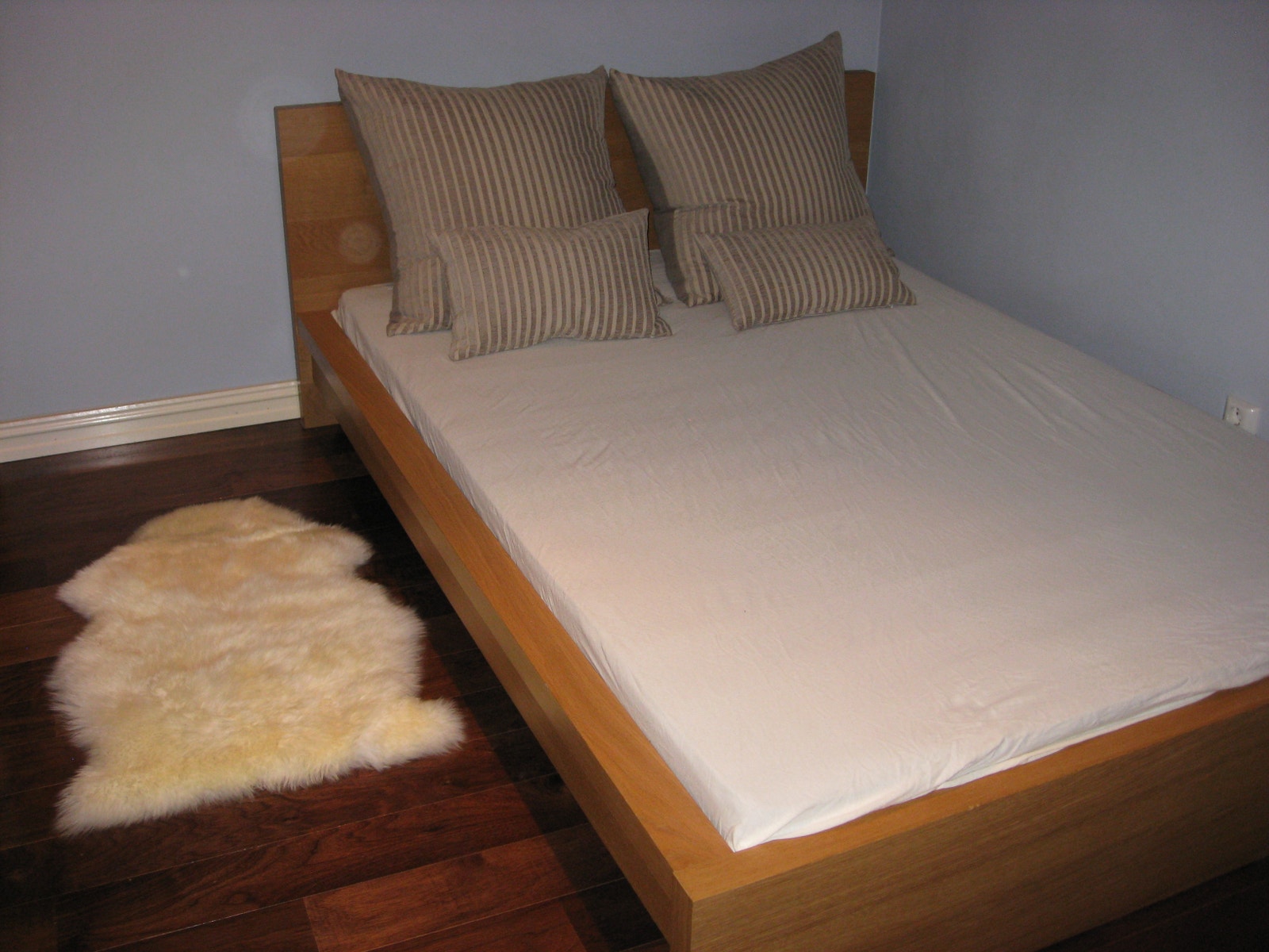 Soverom med dobbeltseng. Galleribilde