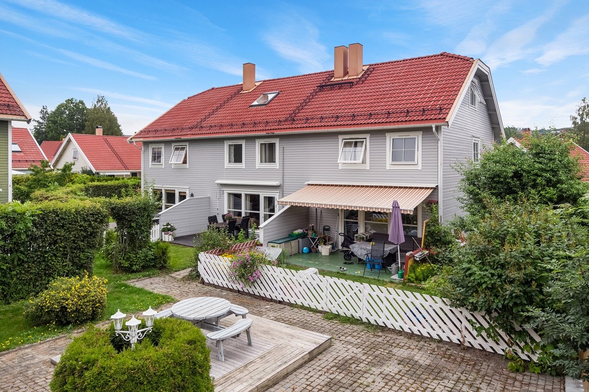 Privatmegleren ved John Granly Steen har gleden av å presentere dette familievennlige rekkehuset over 3 plan med garasje, p-plass og solrik markterrasse. Galleribilde