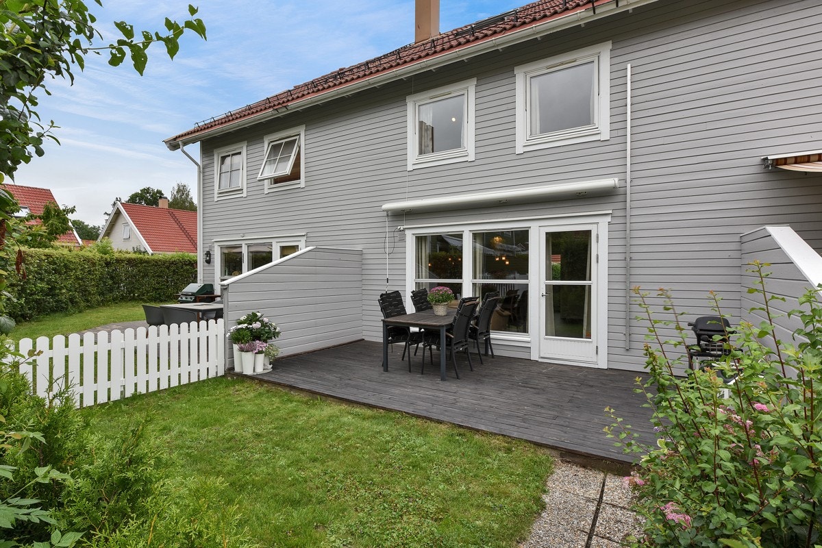 Terrassen har tremmegulv, tette levegger på begge sider, samt god plass for utemøblement og grill. I 2018 ble montert ny, elektrisk markise. Utvendig strømuttak gir mulighet for tilkobling egnet varmekilde eller belysning. Galleribilde