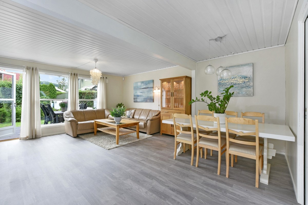Rekkehuset har en lys og tiltalende stue i første etasje. Rommet har fint lysinnslipp fra store vinduer og glassdør mot vestvendt markterrasse og hageflekk. Galleribilde