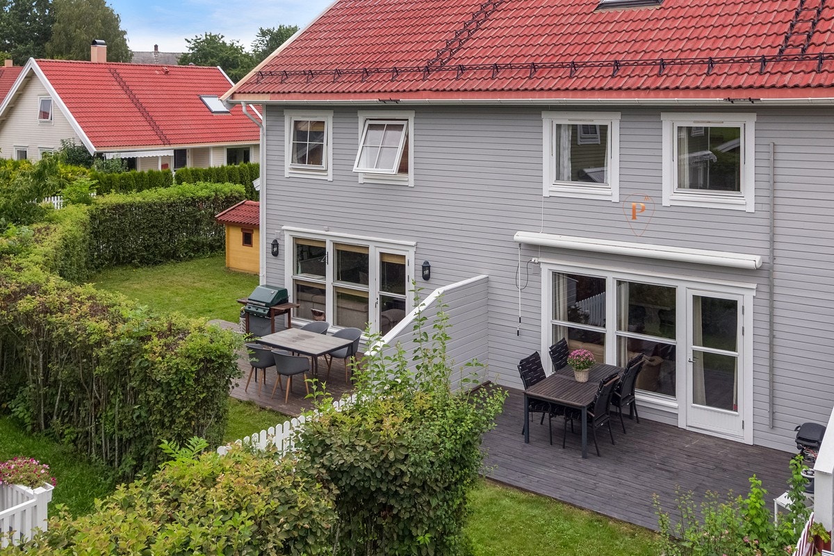Rekkehuset ligger vestvendt, og har utgang fra stuen til en solrik, skjermet markterrasse på ca. 18 kvm mot hageflekk. Galleribilde
