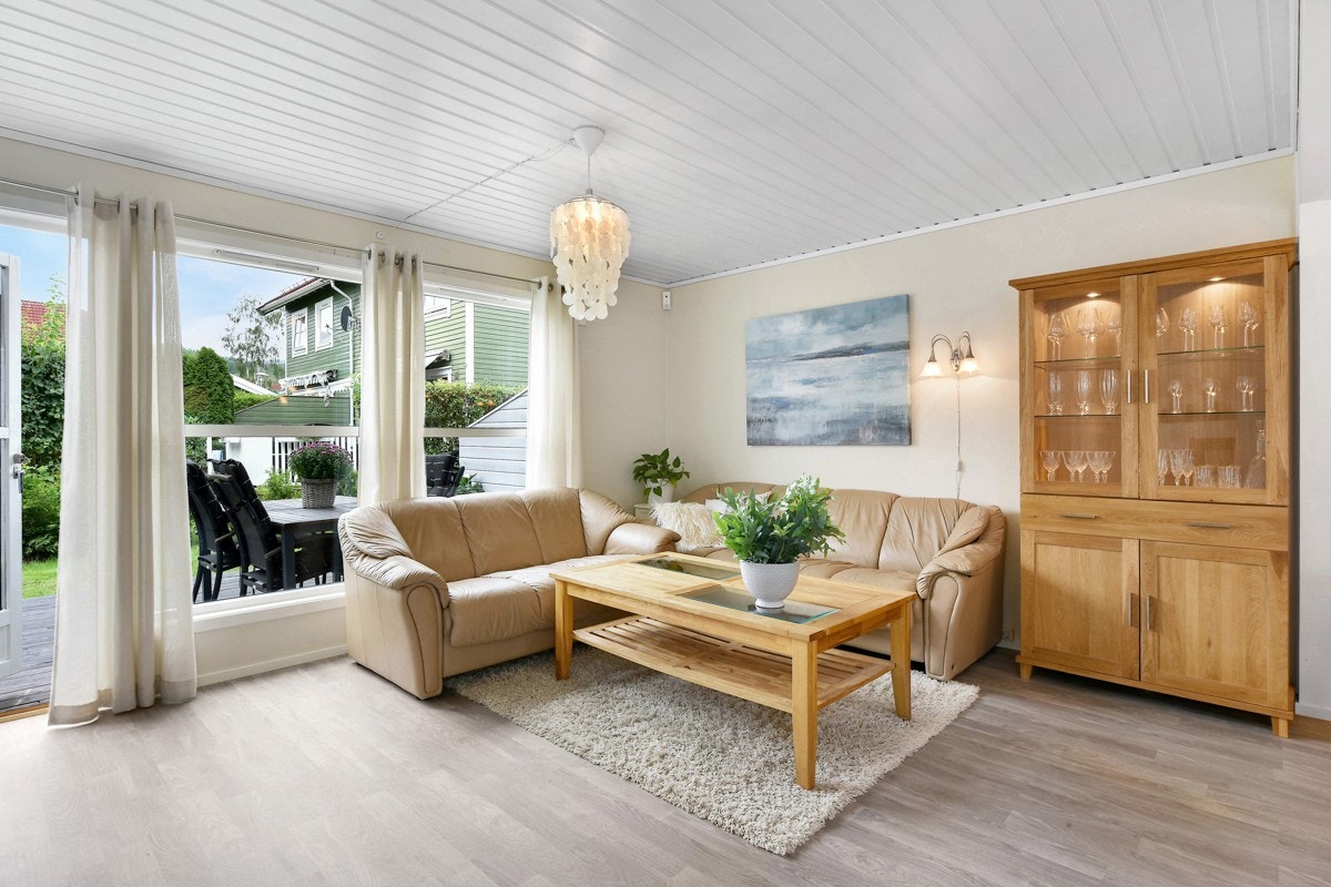 Rommet gir god plass for både sofahygge og middagsselskaper. Galleribilde