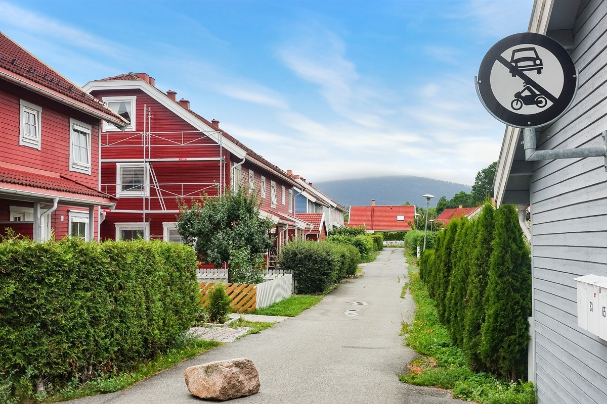 Eiendommen ligger i et sentralt, rolig og utpreget barnevennlig boligområde på Eikenga/Lierbyen i Lier kommune. Området har nærhet til skoler, barnehager, offentlig kommunikasjon, samt et rikt utvalg av fasiliteter og servicetilbud. Galleribilde