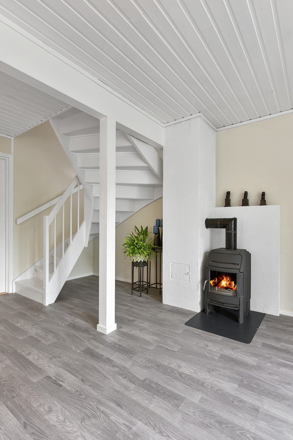 Trappen fører ned til første etasje. Galleribilde
