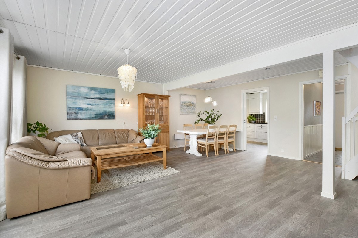 Rommet gir god plass for både sofahygge og middagsselskaper. Galleribilde
