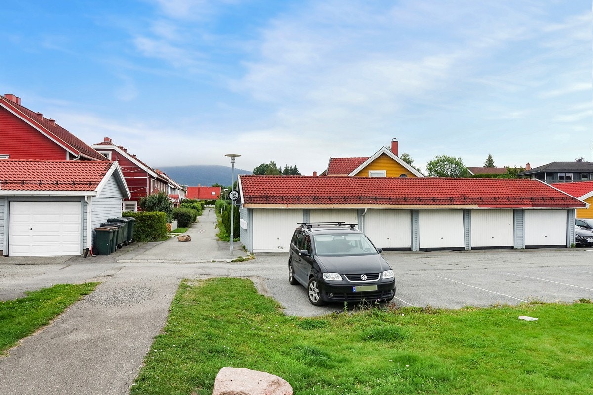 Det er parkering i garasje i felles garasjerekke, og på utvendig parkeringsplass på sameiets eiendom. Galleribilde