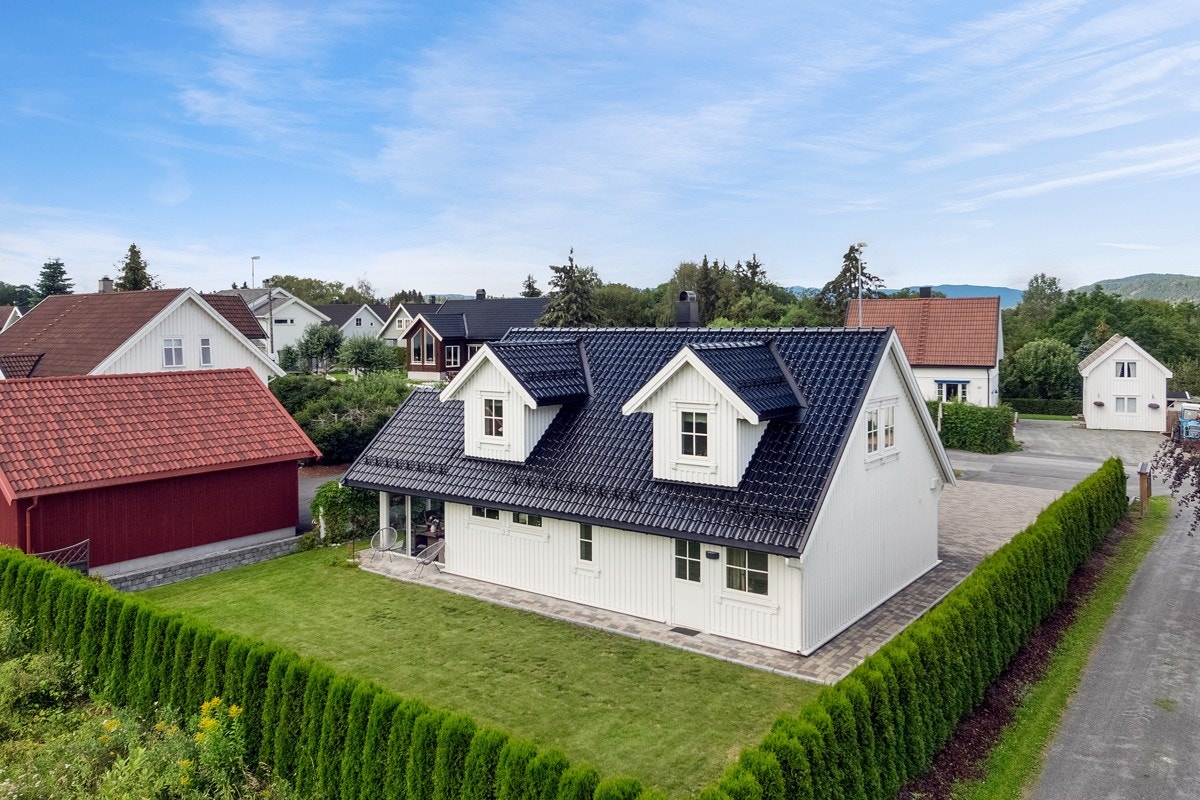 Det åpne plenarealet legger til rette for ballspill, trampoline lek og moro. Galleribilde
