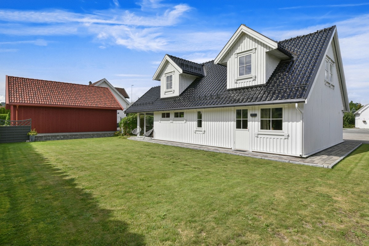 Velstelt og hage hvor man kan nyte fine sommerdager. Galleribilde