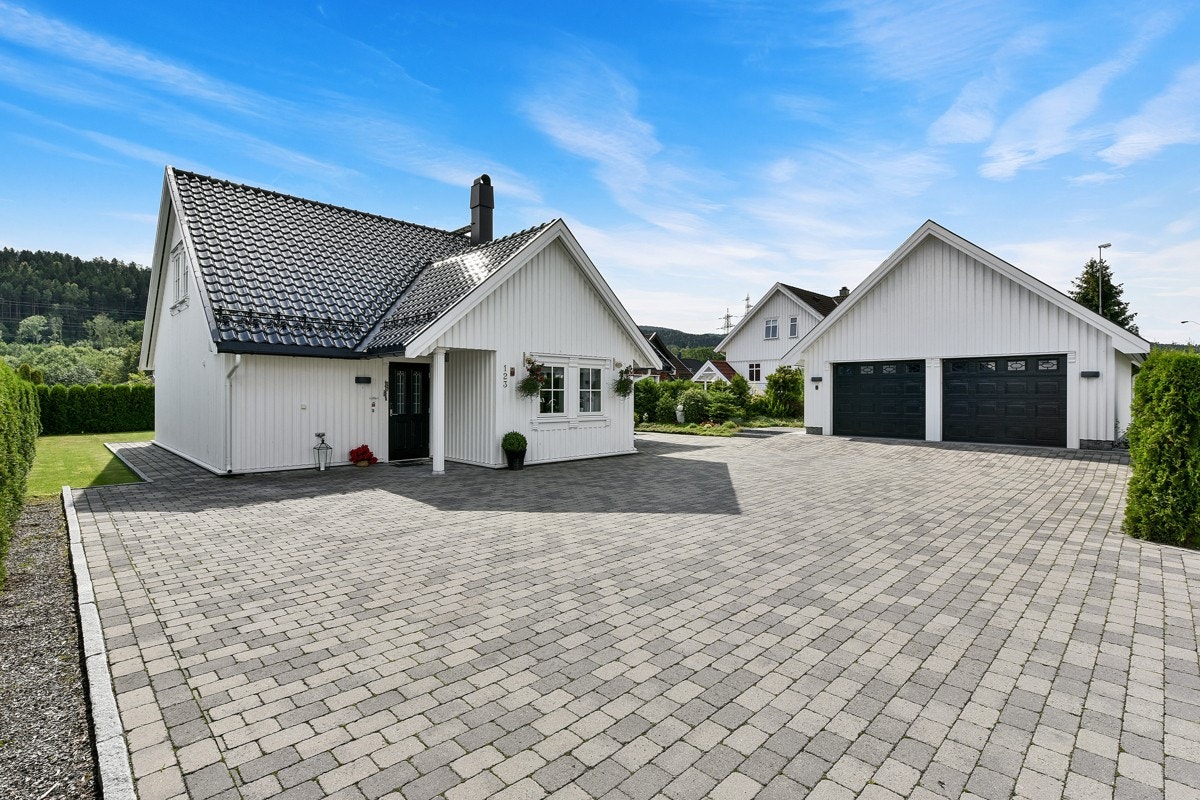 PrivatMegleren ved John Granly Steen har gleden av å presentere denne lekre villaen. Galleribilde
