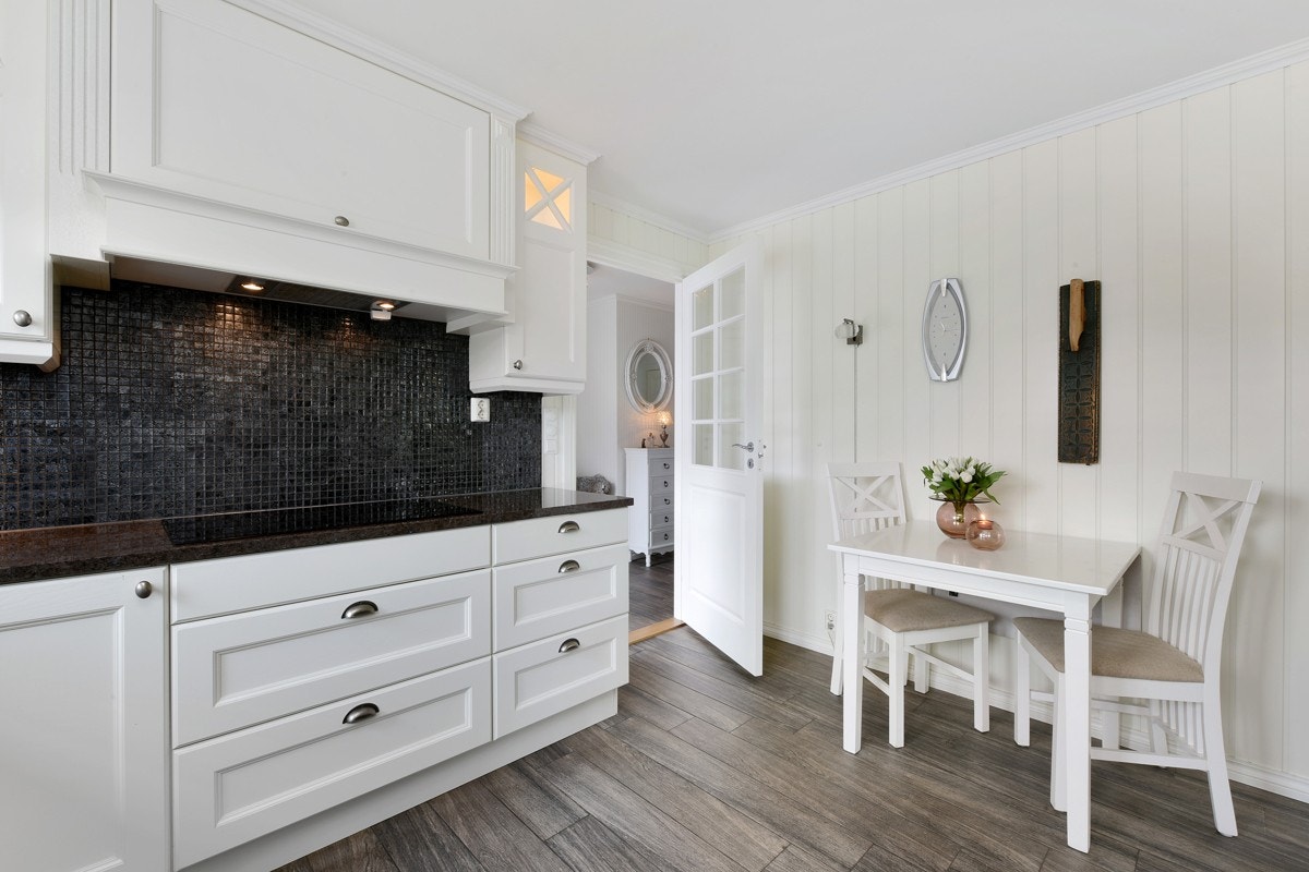 Veggen bak platetoppen har fine mosaikk fliser. Galleribilde