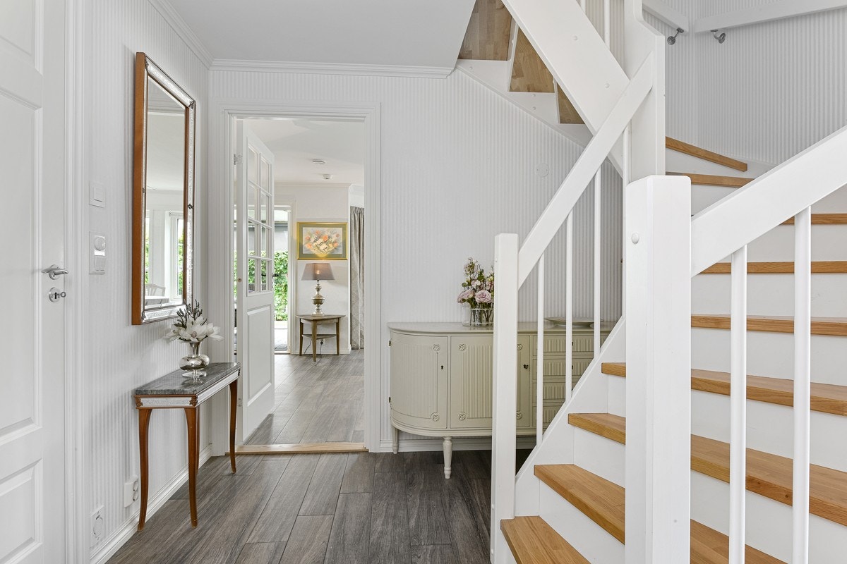 Romslig entre med gode muligheter for oppbevaring. Galleribilde