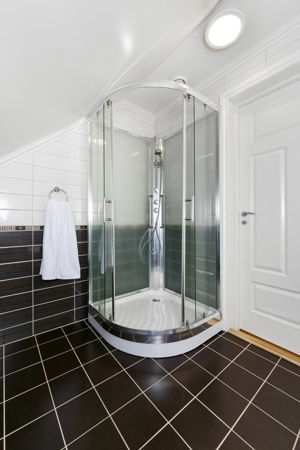 Badet i andre etasje er lekkert flislagt med mørke og lyse fliser. Galleribilde