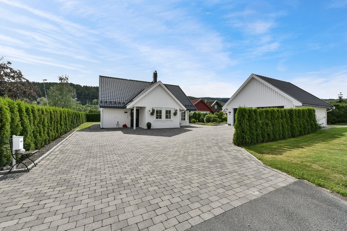 Flott stenlagt gårdsplass. Galleribilde