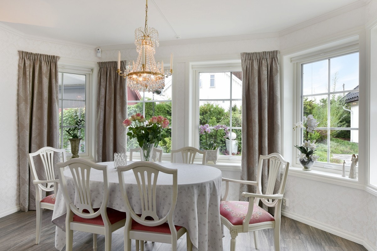 De store vinduene slipper inn mye lys som gir stuen et lyst og trivelig inntrykk. Galleribilde
