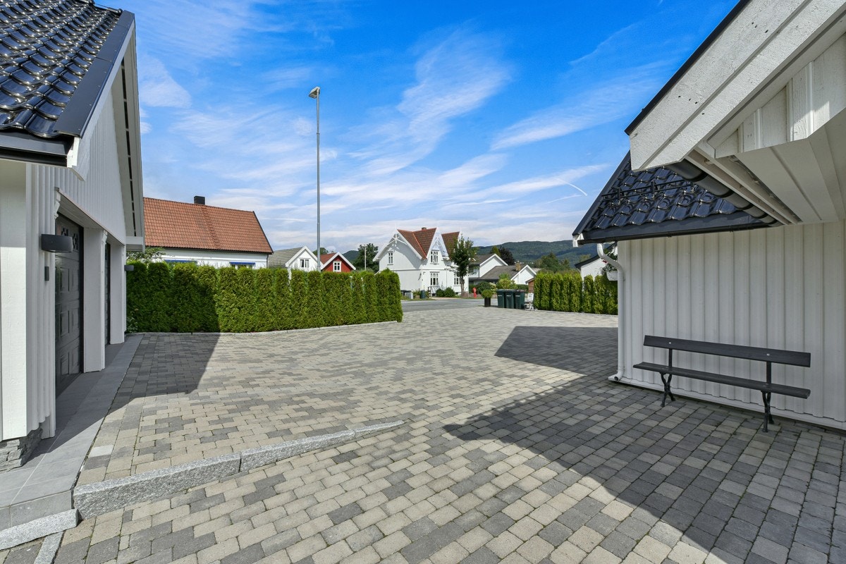 Hele gårdsplassen er meget pent stenlagt. Galleribilde