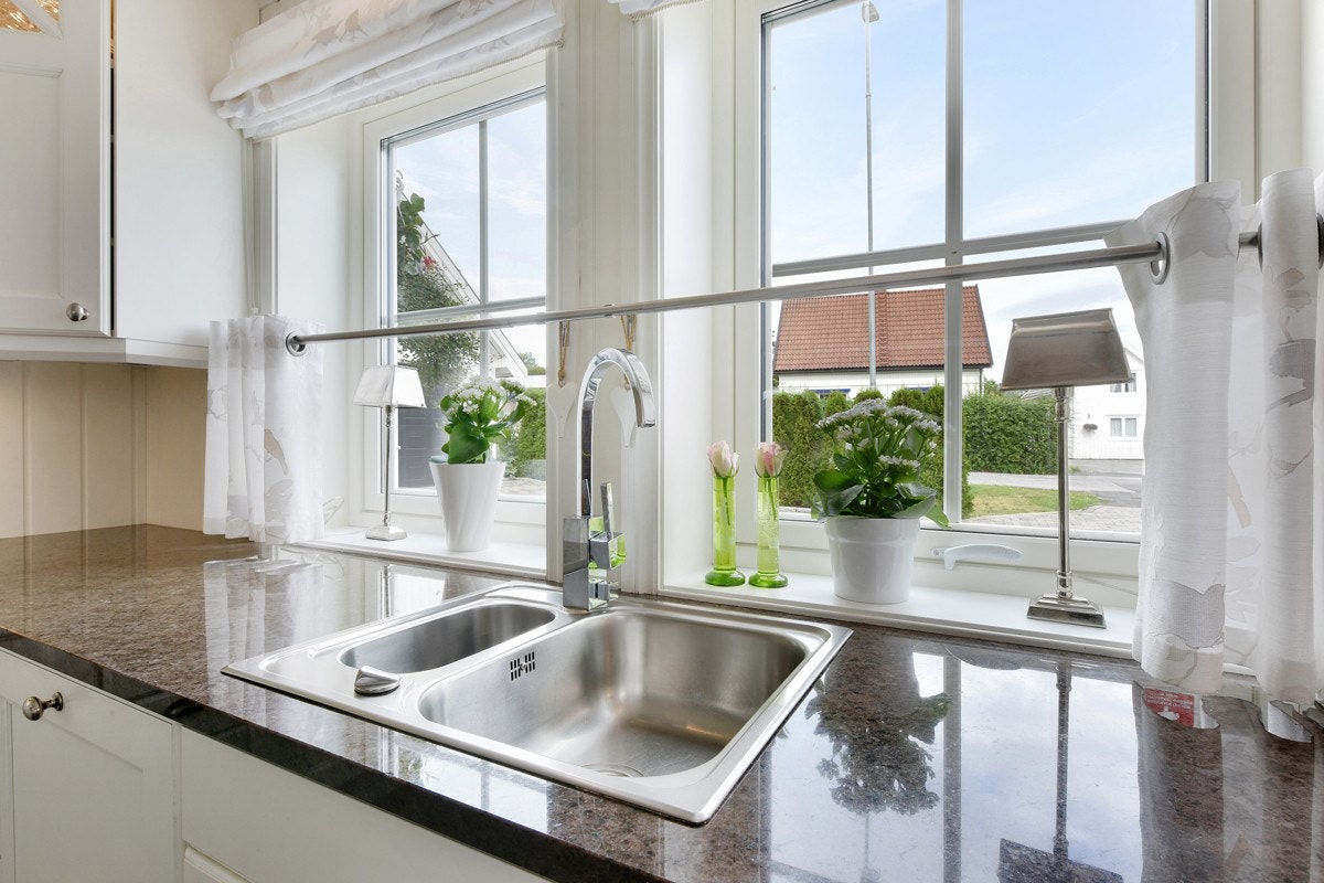 Benkeplate i granitt. Galleribilde