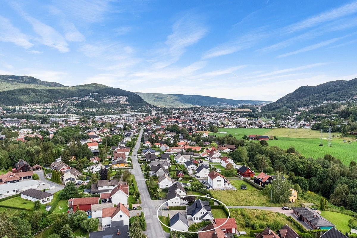 Eiendommen ligger i et rolig, barnevennlig og attraktivt boligområde. Galleribilde