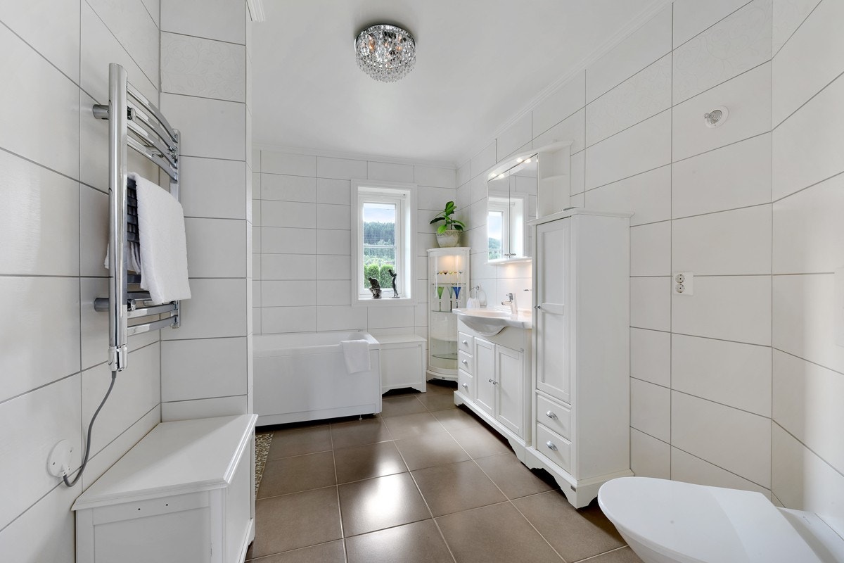 Badet i første etasje er av den romslige sorten. Galleribilde