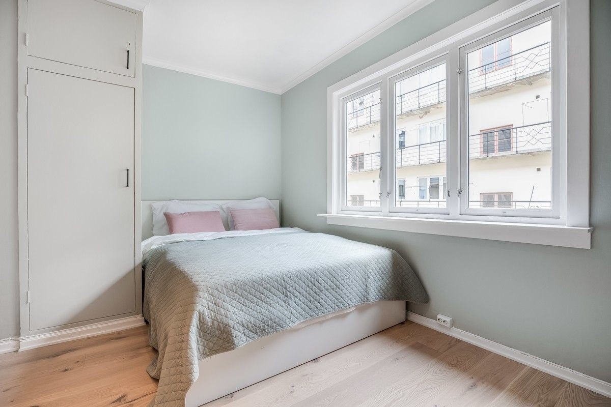 Nytt eike parkett fra 2019 med innebygd garderobeskap Galleribilde