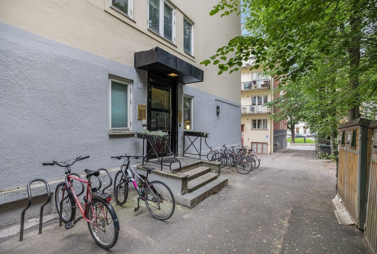 Inngangsparti med mulighet for å sette sykkler utenfor Galleribilde