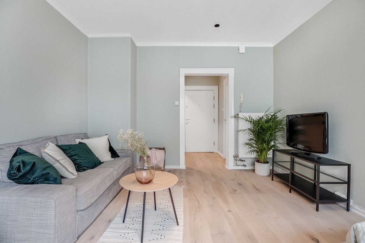 Leiligheten er godt belyst fra store vindusflater Galleribilde