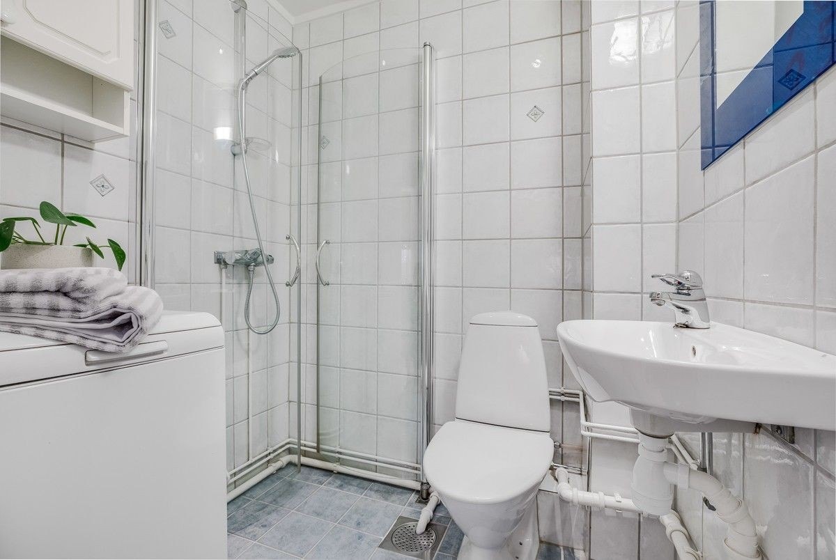 Badet er fliselagt og har svært god romutnyttelse Galleribilde