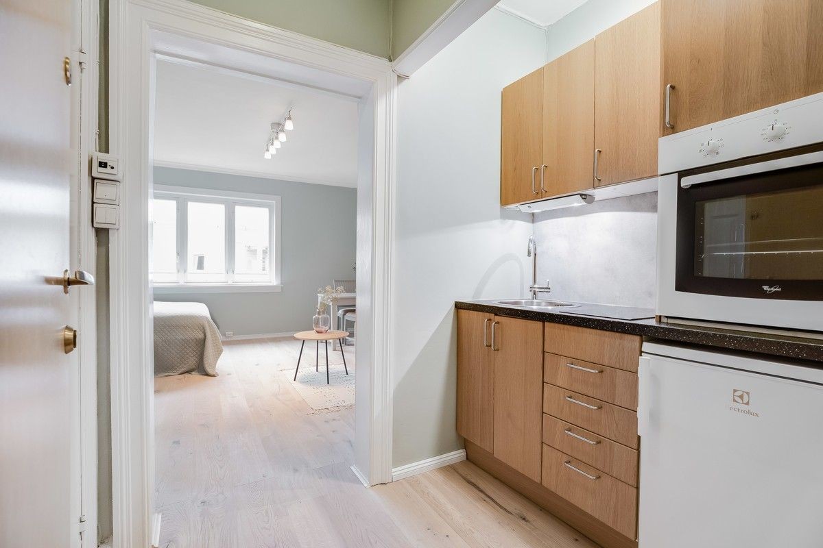 På kjøkkenet vil du finne integrert innredning som stekeovn, platetopp og kjøleskap Galleribilde