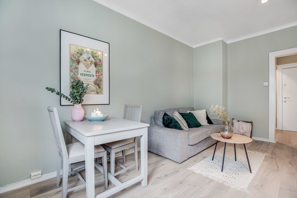 Leilighetens planløsning gir god plass dobbeltseng, spisebord, sofamøblement, m.m Galleribilde