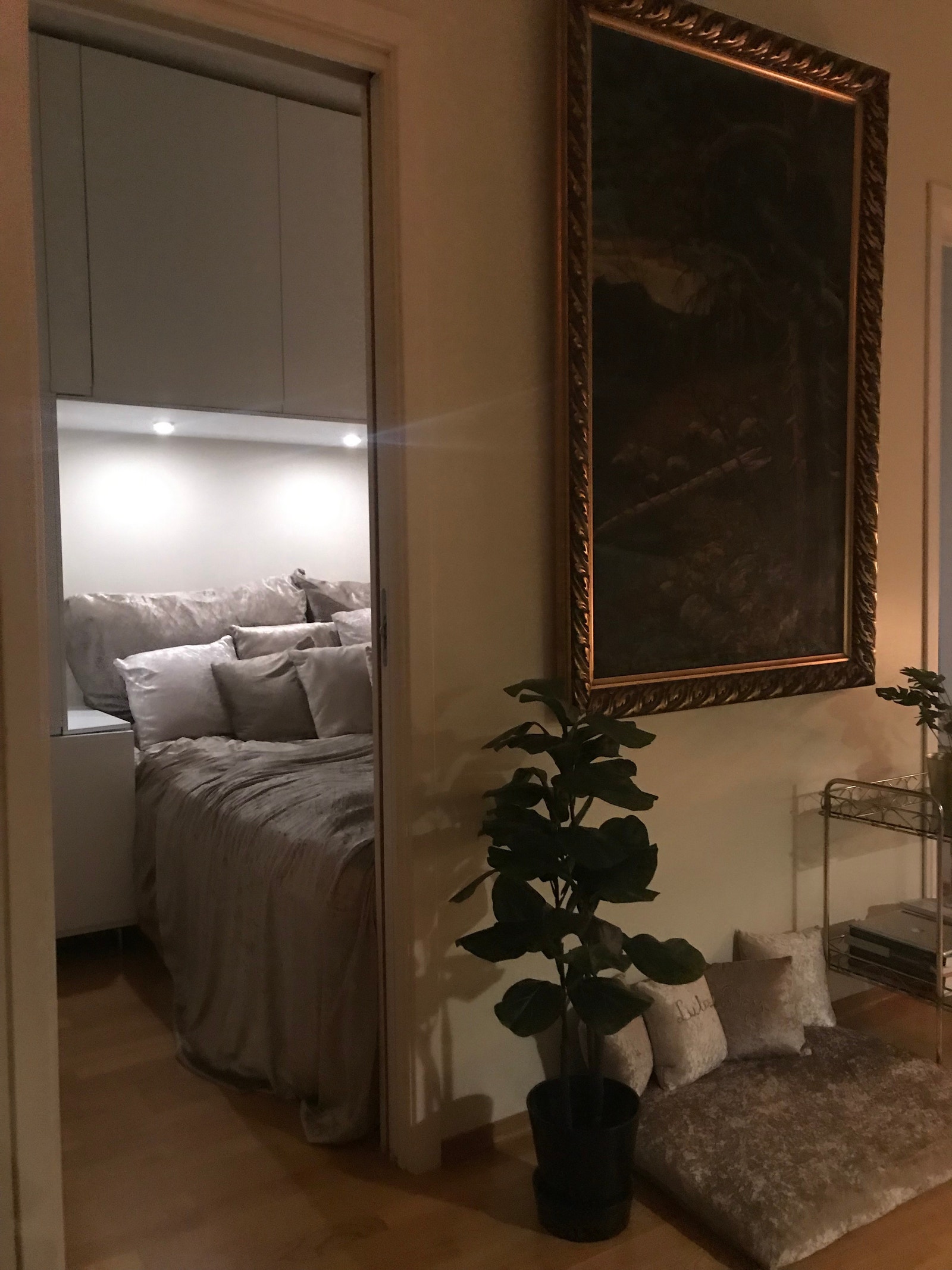 Soverom med dør inn til stue Galleribilde