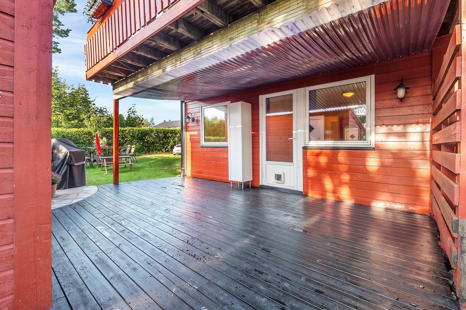 Terrasseplatting på hele 21,5 kvadratmeter med adkomst fra hage eller hovedsoverom. Galleribilde