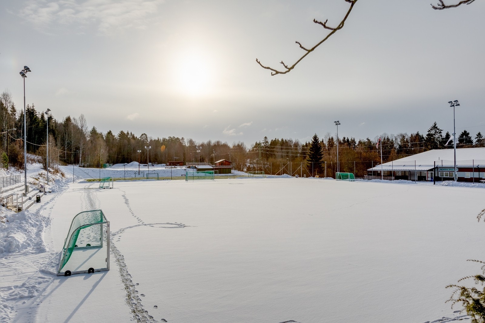 Prinsdal idrettspark ligger cirka 10 minutters gange fra boligen. Her er det flere fotbalbaner, flerbrukshall og tennisbaner. Galleribilde