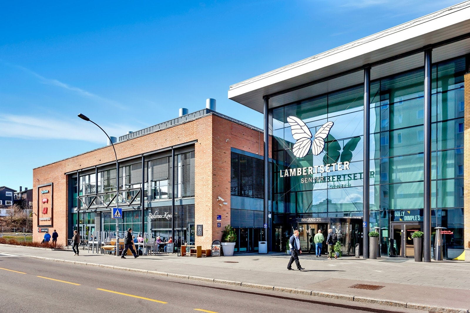 En kort kjøretur unna ligger Lamberseter senter. Her finnes et rikt utvalgt av butikker, dagligvarehandel, kino og bibliotek. Galleribilde