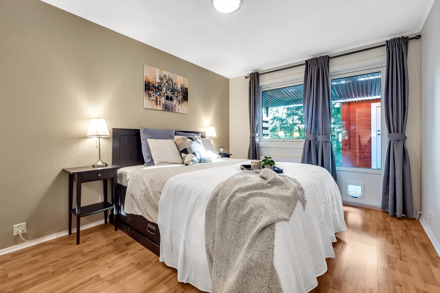 Hovedsoverommet har en behagelig fargeprofil og utgang til terrasseplatting. Galleribilde