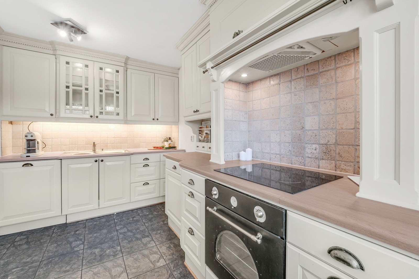 Kjøkkenet er separat med god plass til et frokostbord. Galleribilde