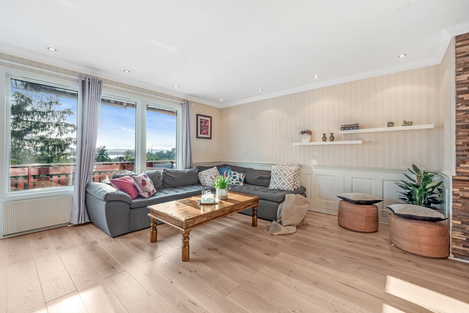 Stuen har en-stavs eikeparkett, downlights i taket og store vindusflater som slipper inn rikelig med naturlig lys. Galleribilde