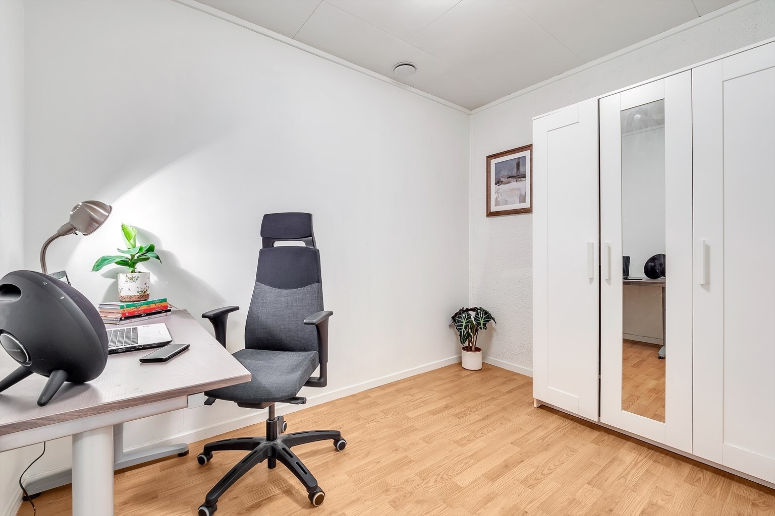 Praktisk kontor med garderobeløsning (ikke godkjent for varig opphold). Galleribilde