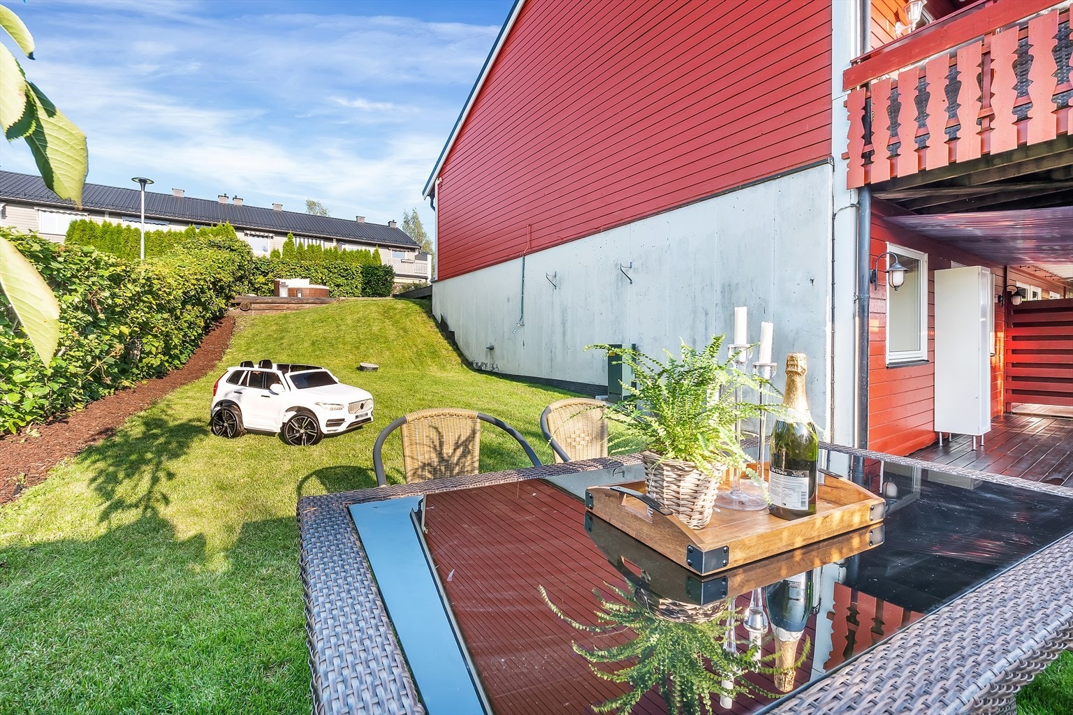 Hagen er anlagt med gressplen og prydbusker. Galleribilde