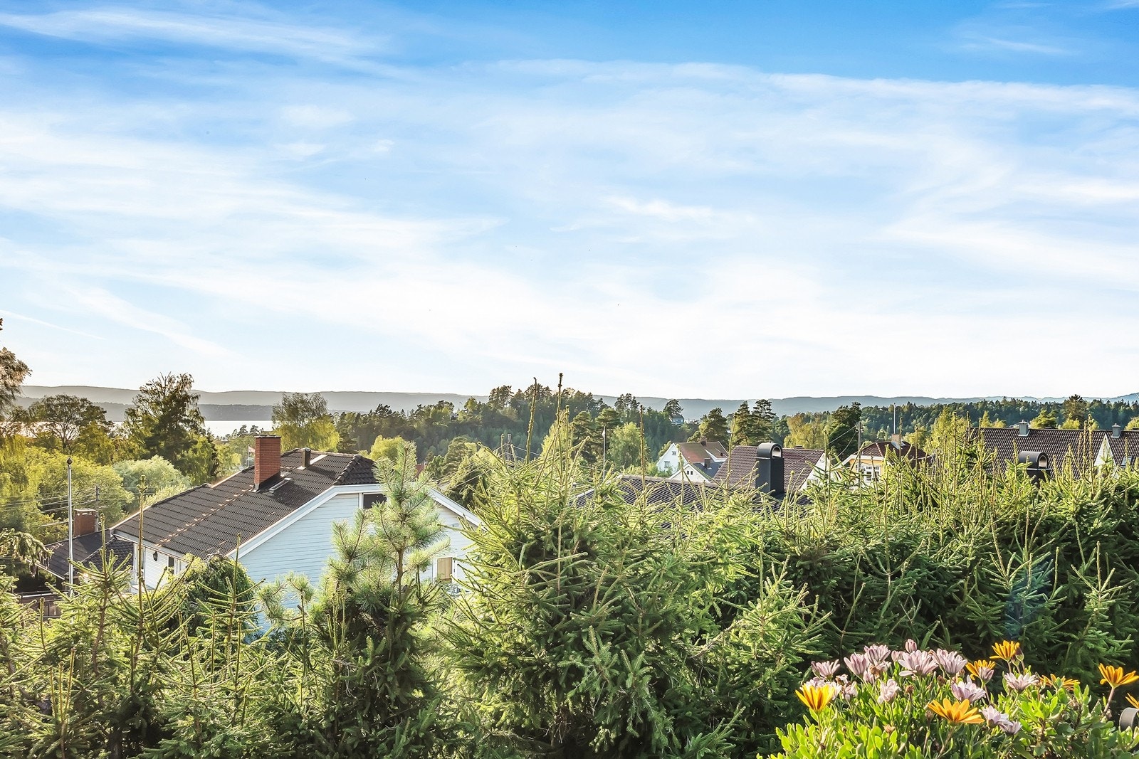 Fra terrassen er det god utsikt mot omgivelsene, Bunnefjorden og Nesodden. Galleribilde
