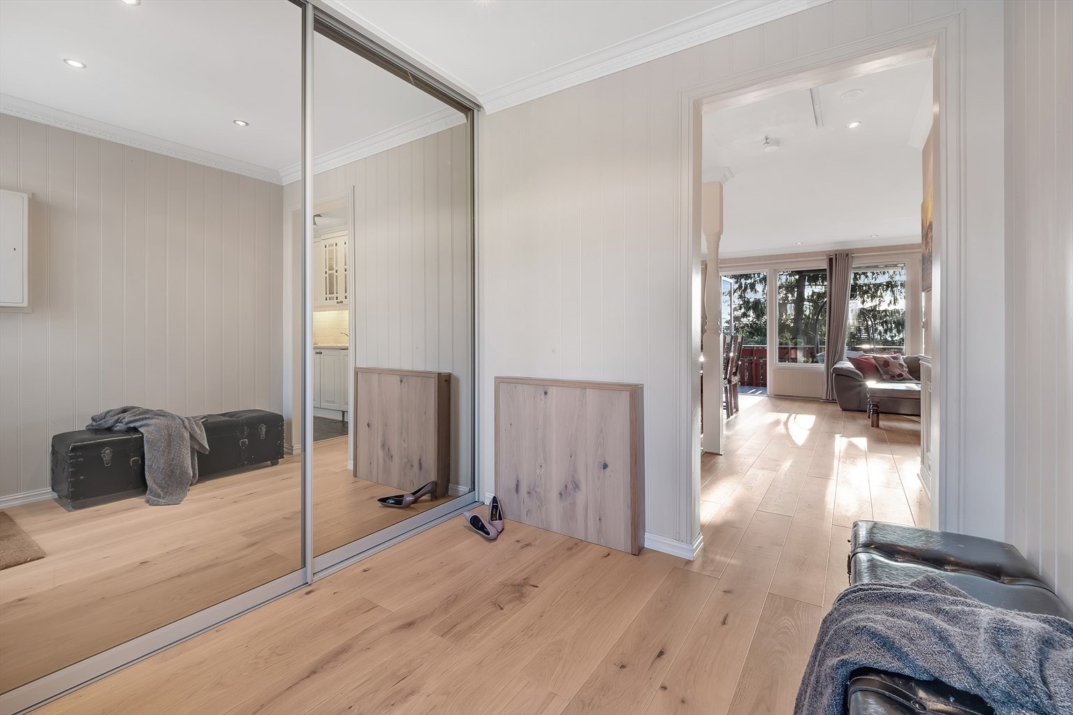 innbydende entré med en-stavs eikeparkett og downlights i taket. Galleribilde