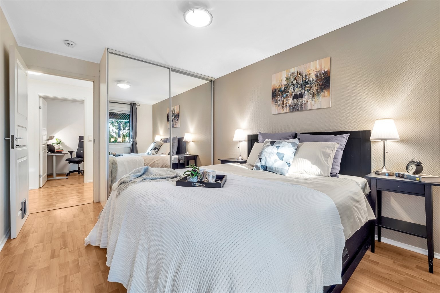 Stor skyvedørsgarderobe, samt god plass til en dobbeltseng og nattbord på hver side. Galleribilde