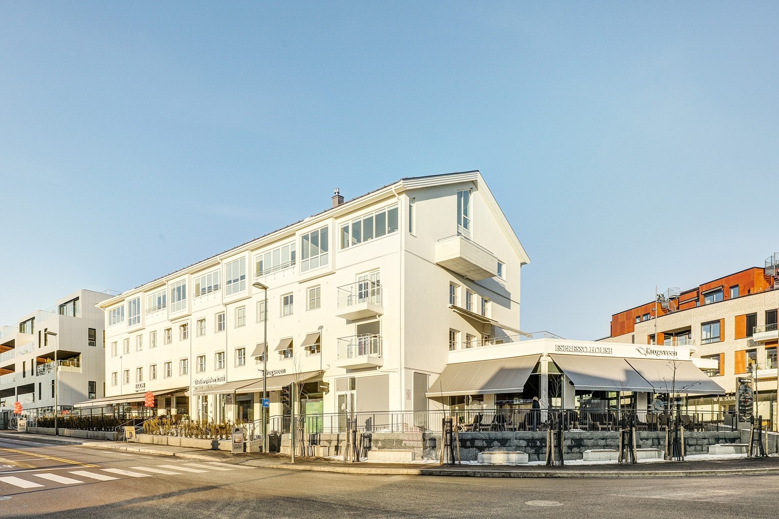 En kort kjøretur unna ligger Sæter Torg. Torget byr på et rikt utvalg av restauranter og kaféer. Galleribilde