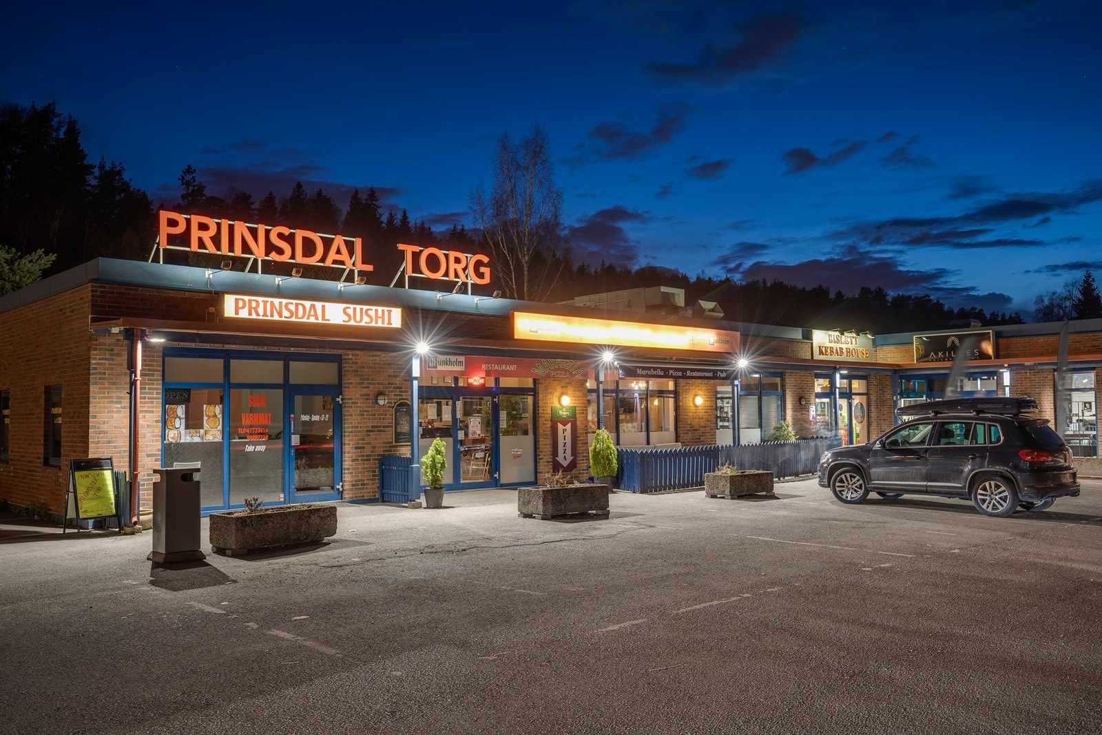 Prinsdal torg med flere serveringssteder, treningssenter, dagligvareforretninger og apotek. Galleribilde