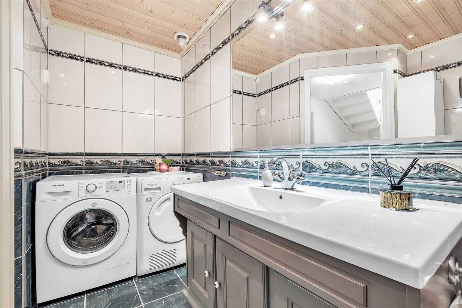 Her er det også opplegg for vaskemaskin og tørketrommel. Servanten er robust med gode oppbevaringsløsninger. Galleribilde