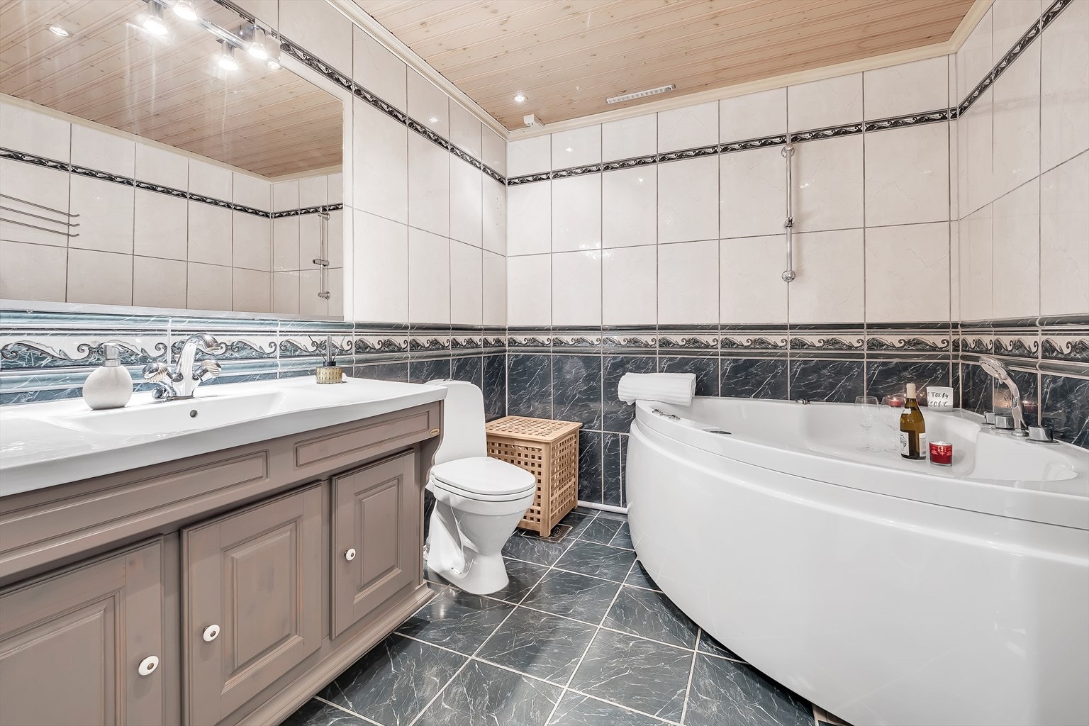 Lekkert baderom med varmekabler i gulv og et barnevennlig badekar. Galleribilde