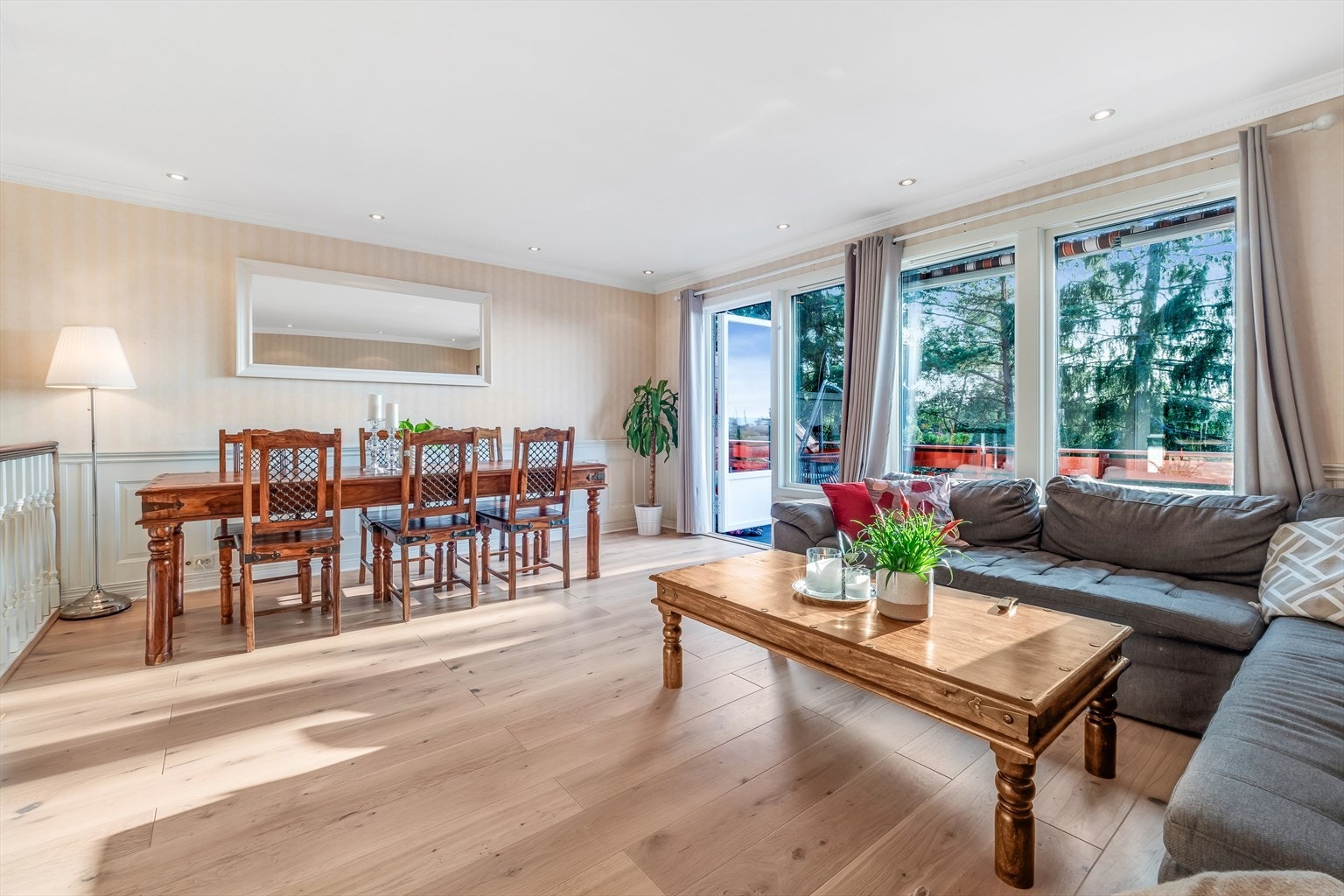 Fra stuen er det utgang til en stor og solrik terrasse. Galleribilde