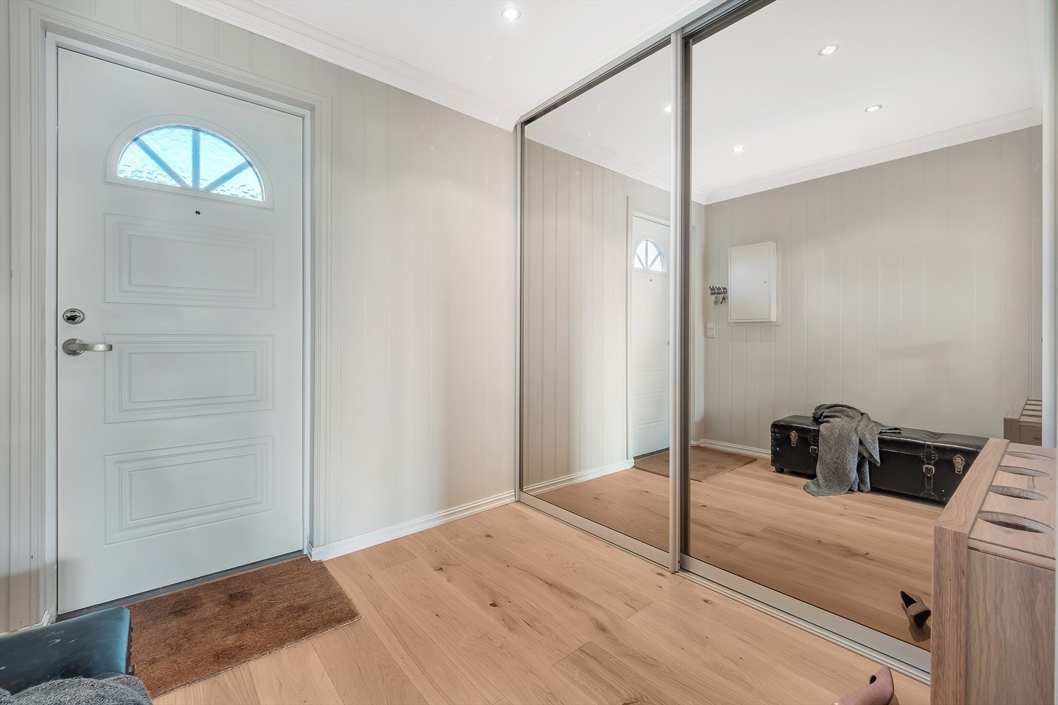 Stor skyvedørsgarderobe med masse lagringsplass og speil. Galleribilde