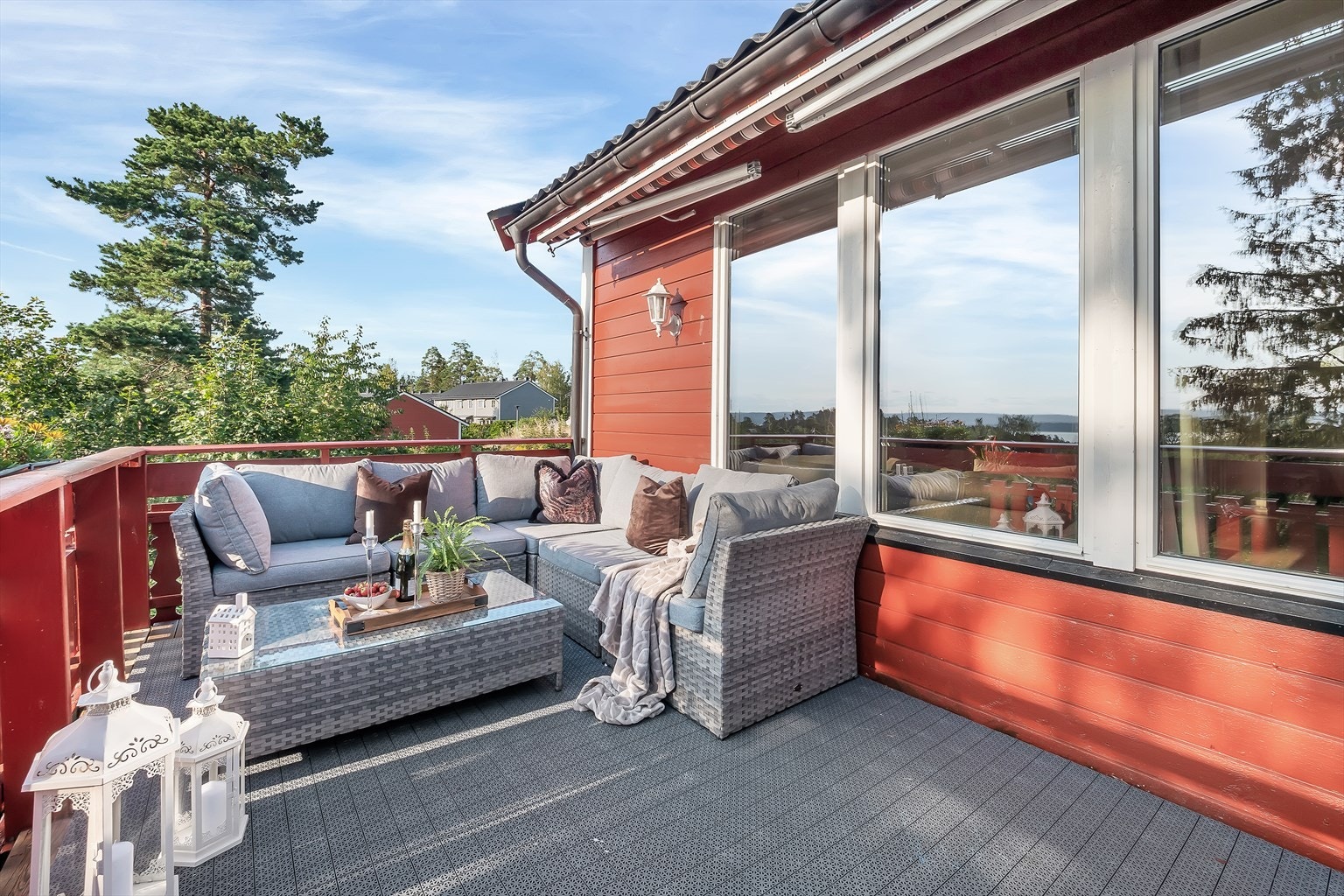 Terrassen er på hele 13,5 kvadratmeter. Her er det god plass til utemøblement, grill og beplantning. Minimalt med innsyn. Galleribilde