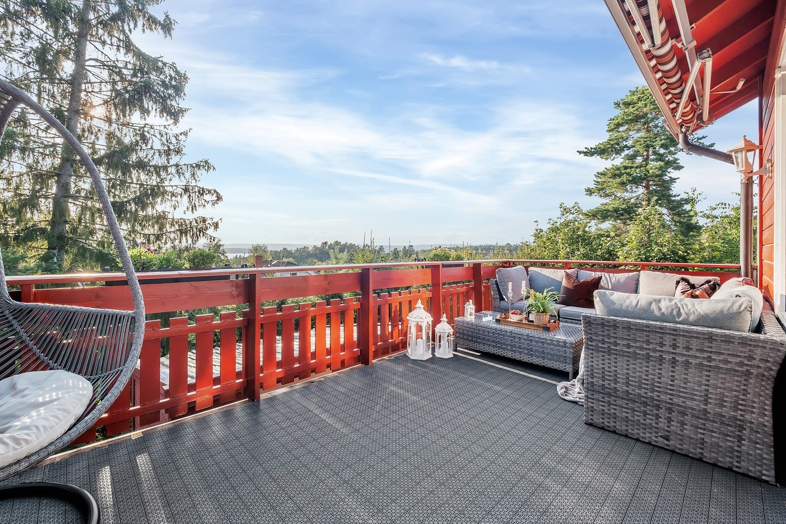 Velkommen til Rugdeberget 50 - Et lekkert enderekkehus i barnevennlige omgivelser med utsikt, privat hage og garasjeplass. Galleribilde