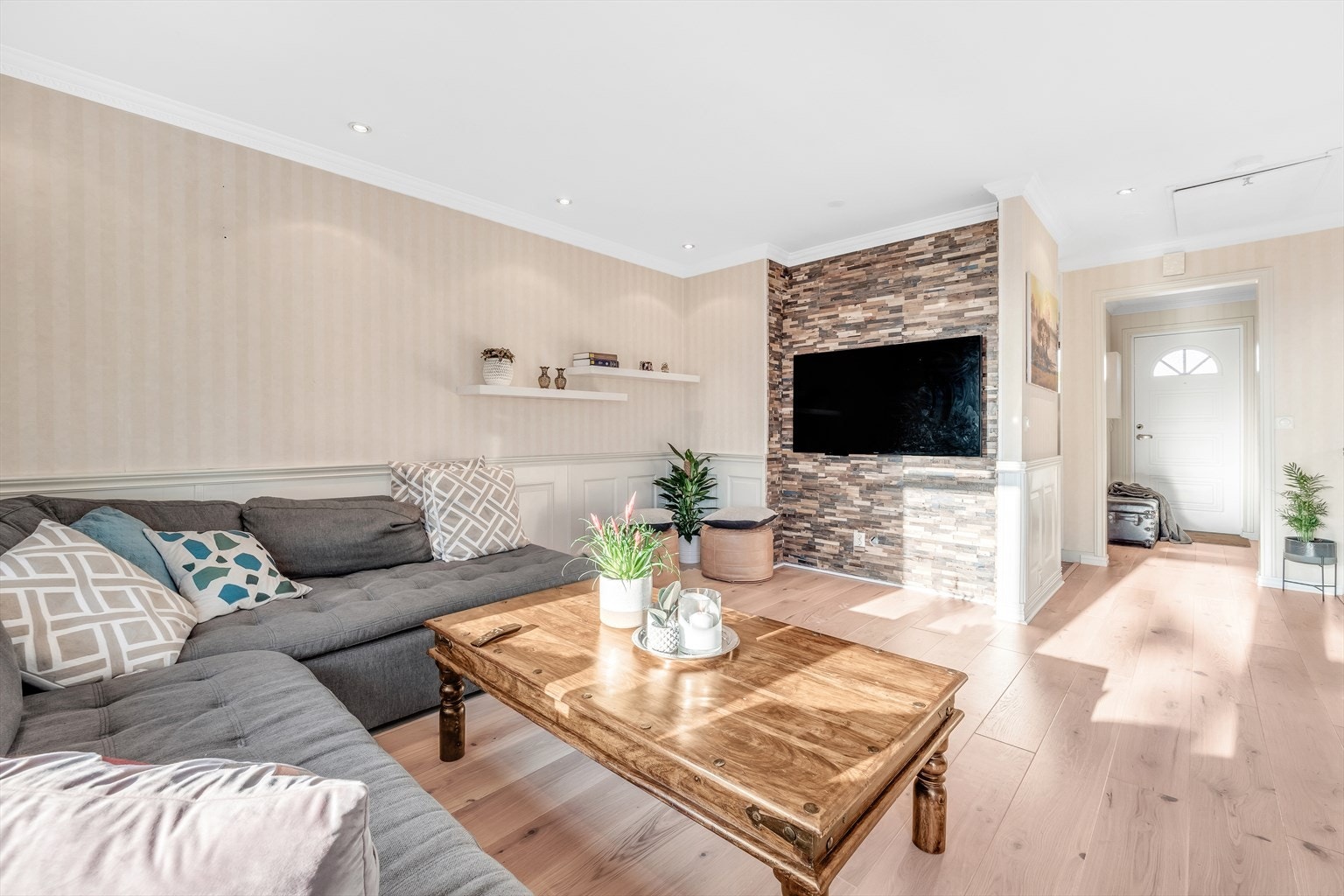 Innred boligen slik du ønsker! God plass til sofaseksjon, spisestuebord og tilhørende møblement. Galleribilde