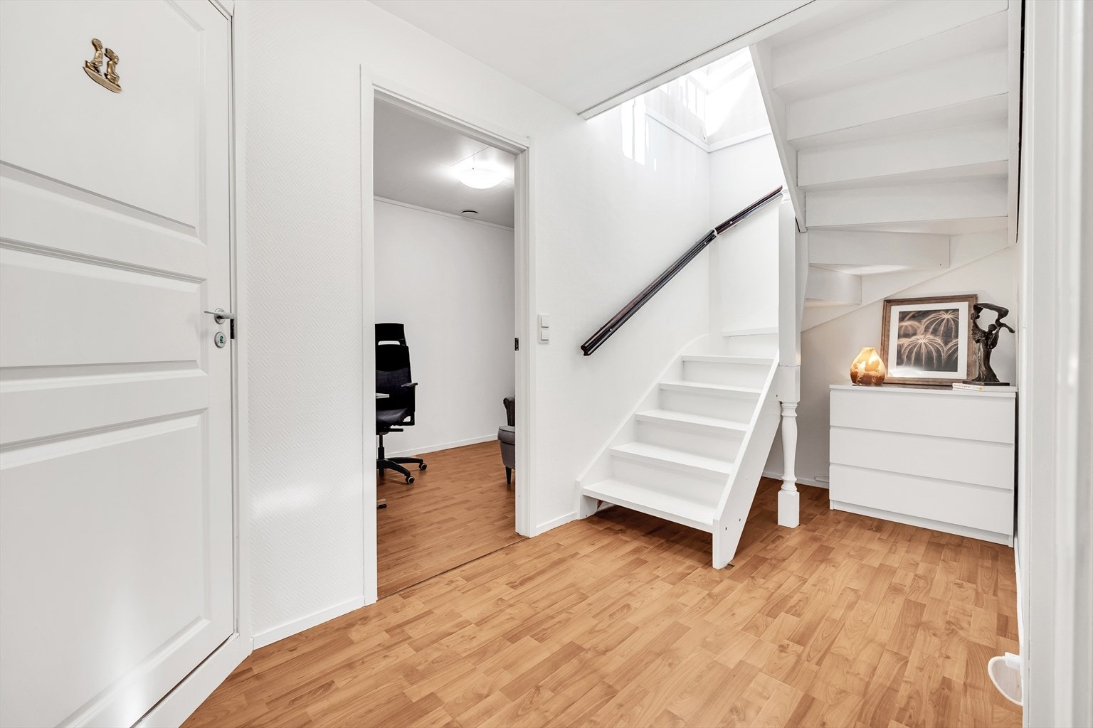 Underetasjen består av 2 store soverom, romslig baderom og kontor/innredet rom. Galleribilde